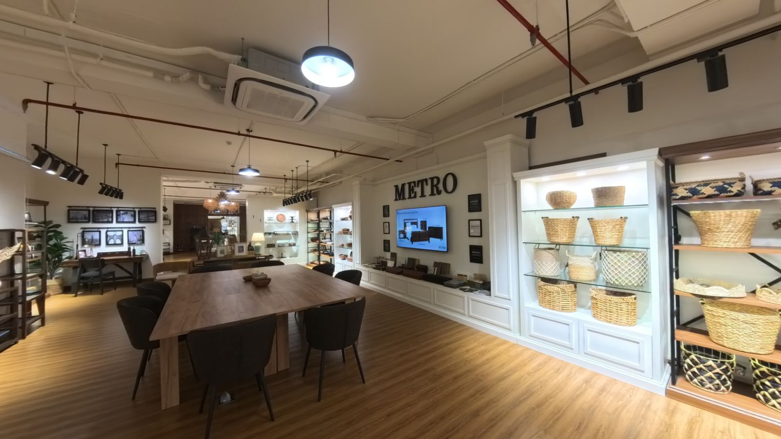Metro Mobilia Corporation office reception